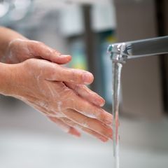 Sorgfältiges Händewaschen senkt das Risiko von Infektionen. (Symbolbild) Foto: Jonas Güttler/dpa