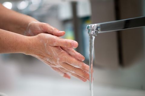 Sorgfältiges Händewaschen senkt das Risiko von Infektionen. (Symbolbild) Foto: Jonas Güttler/dpa