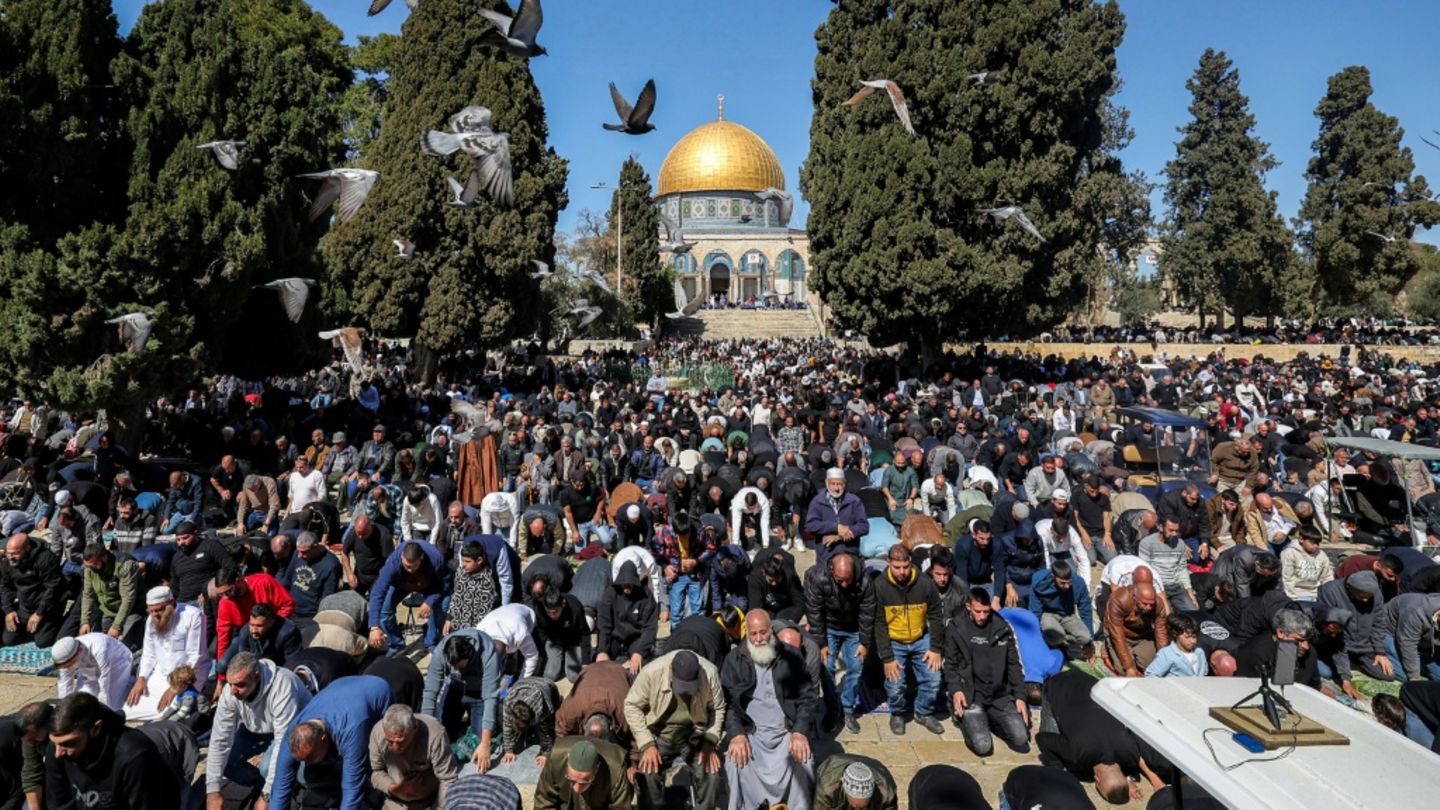Muslimische Gläubige beim Gebet auf dem Tempelberg