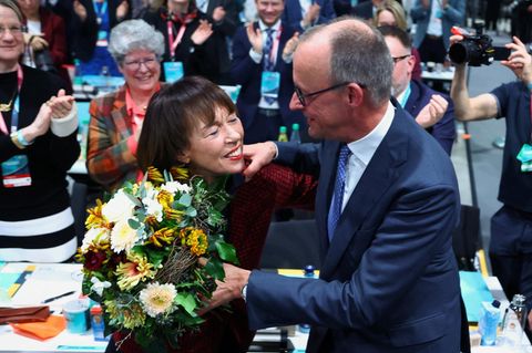Friedrich Merz umarmt nach seiner Wiederwahl zum CDU-Chef seine Frau Charlotte.