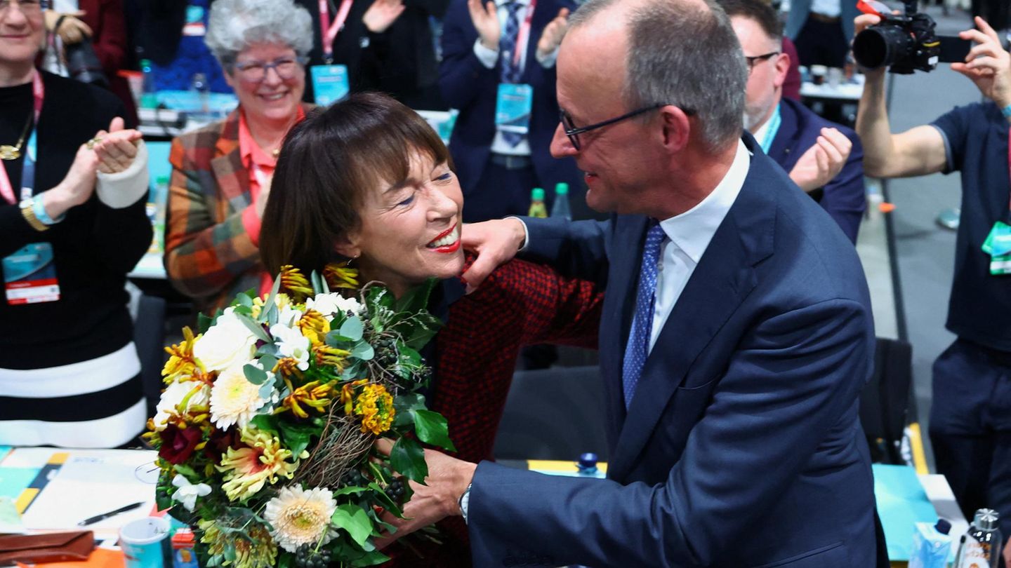 Friedrich Merz umarmt nach seiner Wiederwahl zum CDU-Chef seine Frau Charlotte.