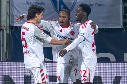 Der Nürnberger Mohamed Alì Zoma (Mitte) bejubelt mit den Vorlagengebern Tom Baack (links) und Rabby Nzingoula seinen Treffer zur