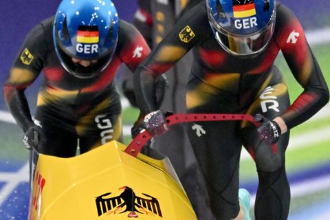 Laura Nolte (Pilotin) und Anschieberin Deborah Levi (Deutschland) legten im ersten Lauf gleich Start- und Bahnrekord hin. Foto: