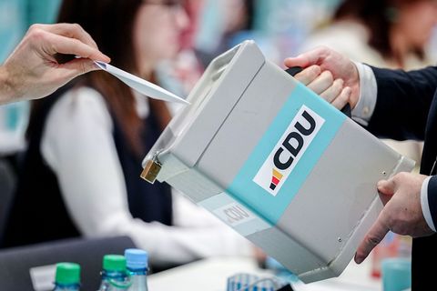 Die CDU stimmt beim Parteitag über zahlreiche Anträge ab. Foto: Kay Nietfeld/dpa