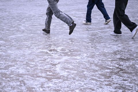 Es gibt einen Wetterwechsel. Dabei kann es noch einmal sehr glatt werden. (Archivbild) Foto: Britta Pedersen/dpa