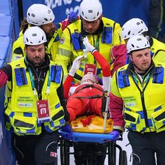 Kamila Sellier (M, Polen) wird nach ihrem Sturz bei Olympia abtransportiert