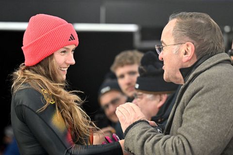 Verteidigungsminister Boris Pistorius sah sich an der Bahn Laura Noltes Rennen an. Foto: Robert Michael/dpa