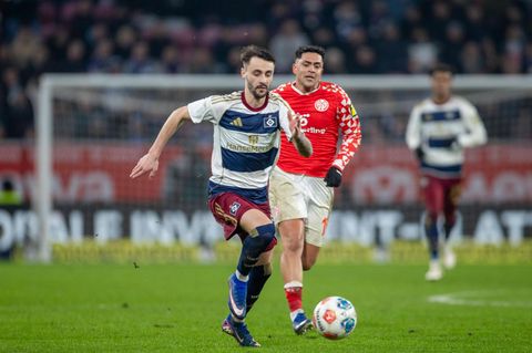 HSV-Spieler Fábio Vieira (l.) im Laufduell mit dem Mainzer Nadiem Amiri