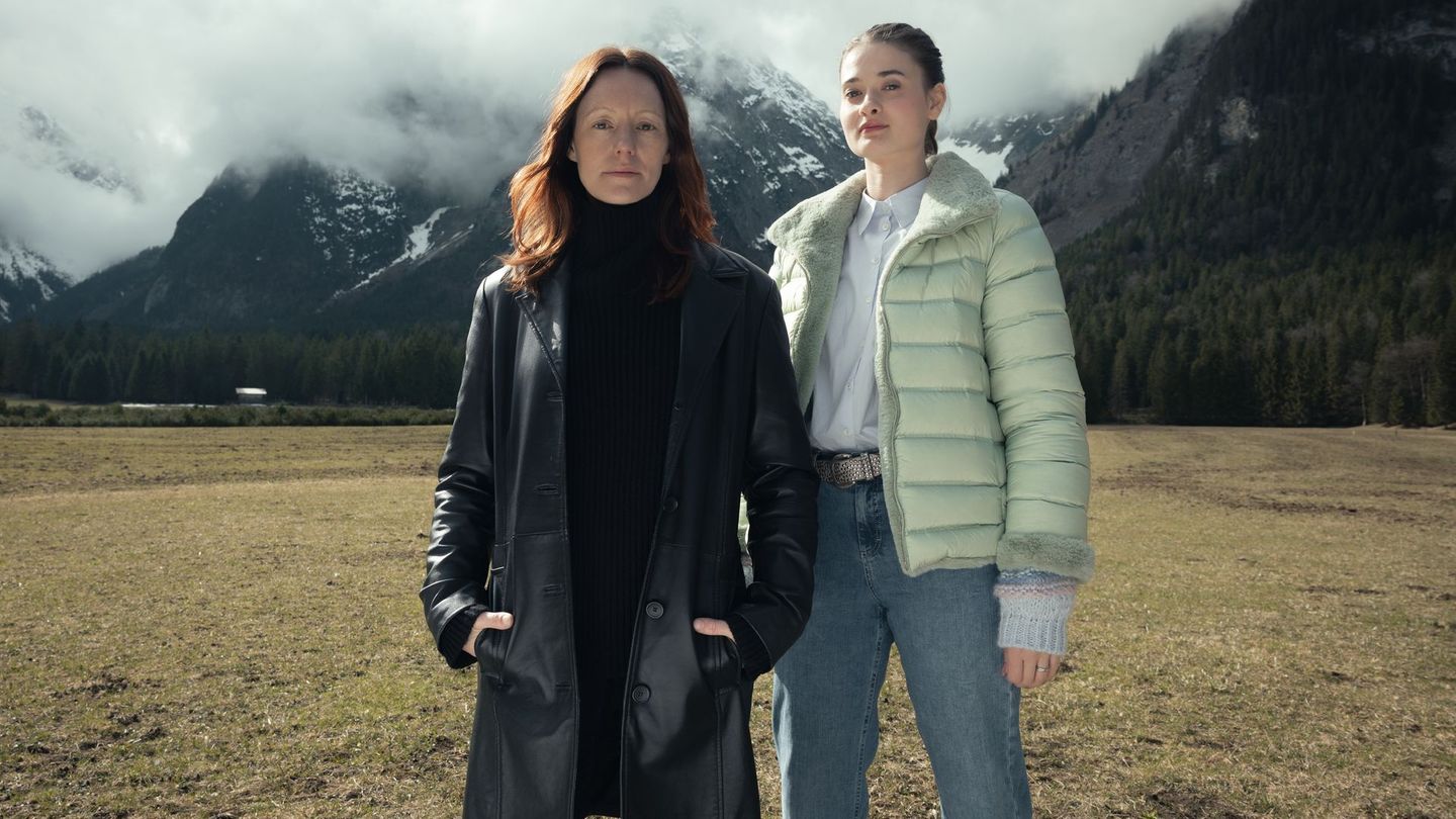 Die Erfahrene und der talentierte Nachwuchs: Obwohl sie den Polizeidienst quittiert hat, kann Kommissarin Ira Zach (Lavinia Wilson, links) das Ermitteln nicht lassen. Das sieht ihre Nachfolgerin Daphne (Philine Schmölzer) nicht immer gern, sie weiß das kriminalistische Gespür Iras aber auch zu schätzen.