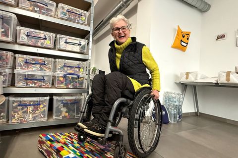 Die Hanauerin baut mit ihrem Team ehrenamtlich Rampen für alle, die mit Rollstuhl, Rollator oder Kinderwagen unterwegs sind. Daf