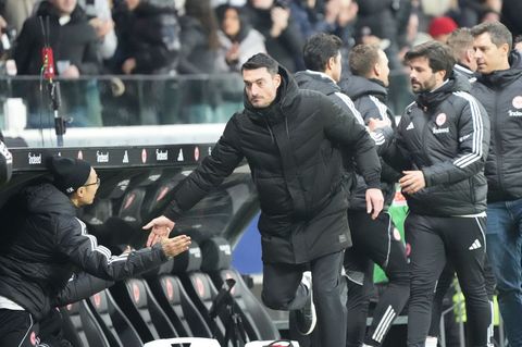 Große Herausforderung in München: Eintracht-Coach Albert Riera. (Archivbild) Foto: Marc Schüler/dpa