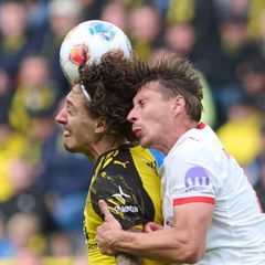Fábio Silva (l) im Kopfball-Duell mit dem Leipziger Abwehrchef Willi Orban. (Archivbild) Foto: Bernd Thissen/dpa
