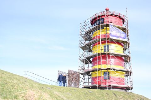 Für den Neuanstrich ist der Pilsumer Leuchtturm eingerüstet. Foto: Lars Penning/dpa