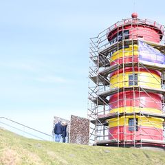 Für den Neuanstrich ist der Pilsumer Leuchtturm eingerüstet. Foto: Lars Penning/dpa
