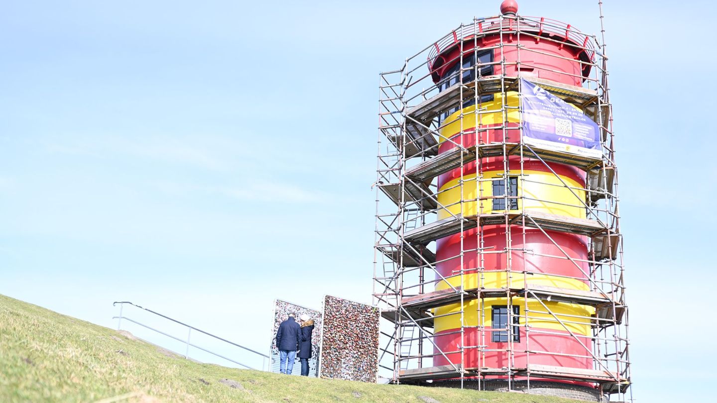Für den Neuanstrich ist der Pilsumer Leuchtturm eingerüstet. Foto: Lars Penning/dpa