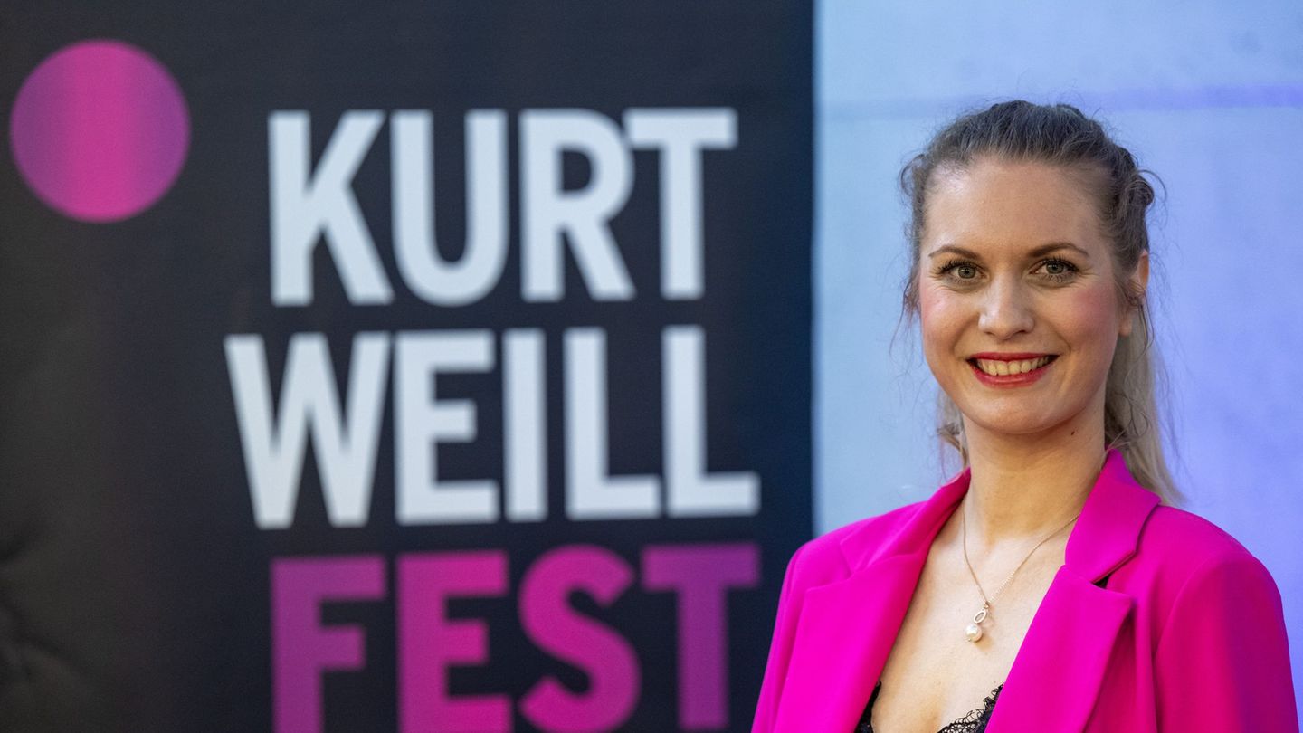 Katharina Markworth, Geschäftsführerin des Kurt Weill Festes. Die letzten Vorbereitungen für das diesjährige Kurt Weill Fest lau