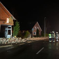 Nach dem Unfall klafft ein großes Loch in der Hauswand. Foto: Lars Penning/dpa