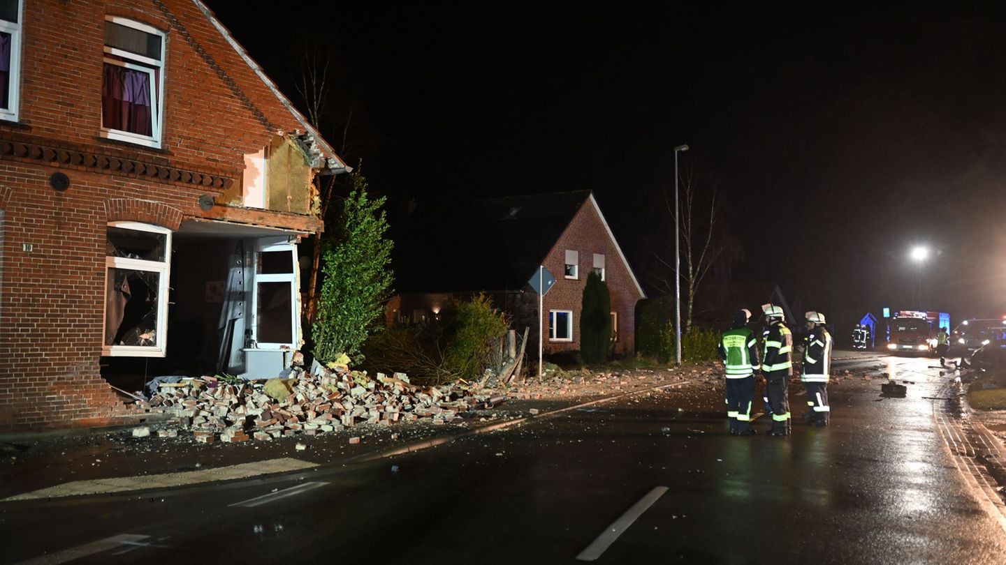 Nach dem Unfall klafft ein großes Loch in der Hauswand. Foto: Lars Penning/dpa
