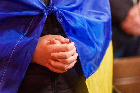 Auch bei den Ukraine-Mahnwachen in Hessen gibt es Friedensgebete. (Archivbild) Foto: Andreas Arnold/dpa