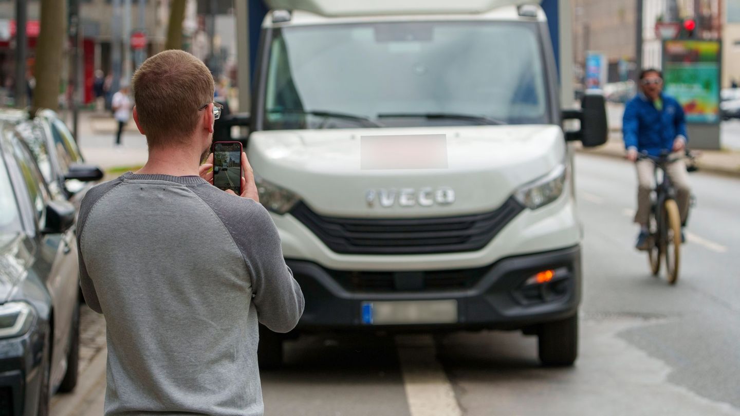 Per Handy ein Foto machen ist Voraussetzung für eine Privatanzeige. (Archivbild) Foto: Andreas Arnold/dpa