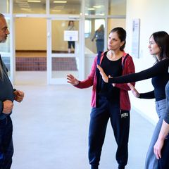 Mitarbeiter der Psychiatrischen Klinik Lüneburg trainieren in einem Rollenspiel professionelle Deeskalationsstrategien. Foto: Ph