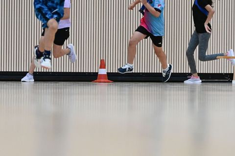 Ein KI-Tool soll die Benotung im Sportunterricht fairer machen. (Symbolbild) Foto: Bernd Weißbrod/dpa