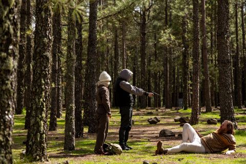 Die Geschwister Maggie (Karoline Schuch) und Kai (Julius Gause) schalten den "Jäger" Hermit (Lars Sundsbø) aus - Szene aus der S