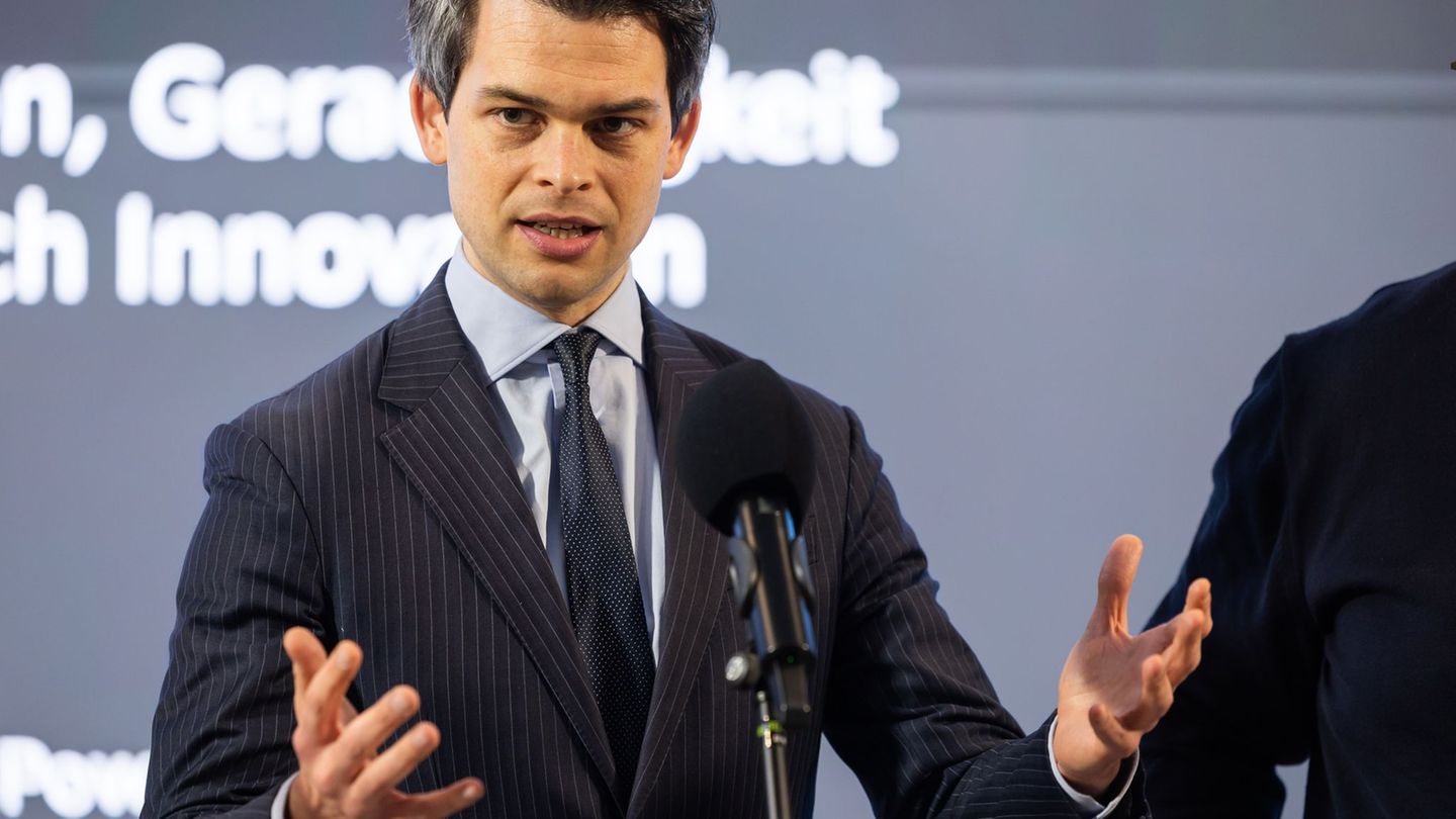 Im Streit um die Hafenpolitik weist Ploß Vorwürfe aus dem Hamburger Rathaus zurück. (Archivbild) Foto: Ulrich Perrey/dpa