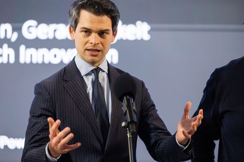 Im Streit um die Hafenpolitik weist Ploß Vorwürfe aus dem Hamburger Rathaus zurück. (Archivbild) Foto: Ulrich Perrey/dpa