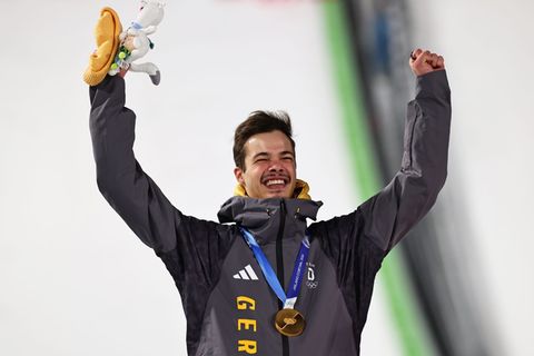 Skisprung-Olympiasieger Philipp Raimund vertraut seiner Mutter nicht nur beim Kochen. (Archivbild) Foto: Daniel Karmann/dpa