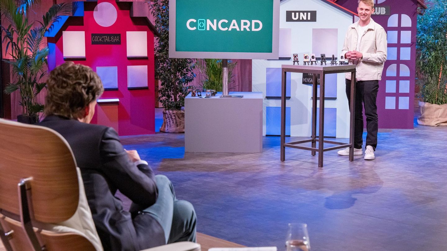 Eine Schutzhülle für Kondome im Portemonnaie: Gründer Patrick Beyer (rechts) stellt den verblüfften Löwen seine Start-up-Idee vor.