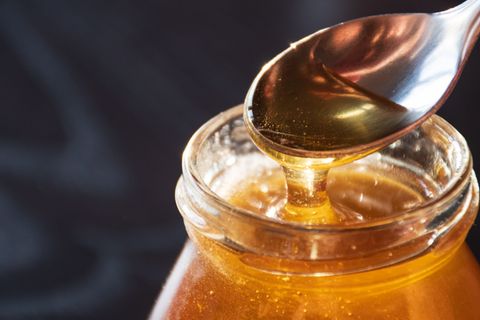 Honig kommt aufs Brot, in den Tee, in den Joghurt oder wird pur genascht. Doch wie sieht man eigentlich, ob Honig noch genießbar ist?