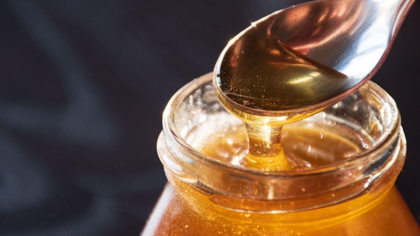 Honig kommt aufs Brot, in den Tee, in den Joghurt oder wird pur genascht. Doch wie sieht man eigentlich, ob Honig noch genießbar ist?