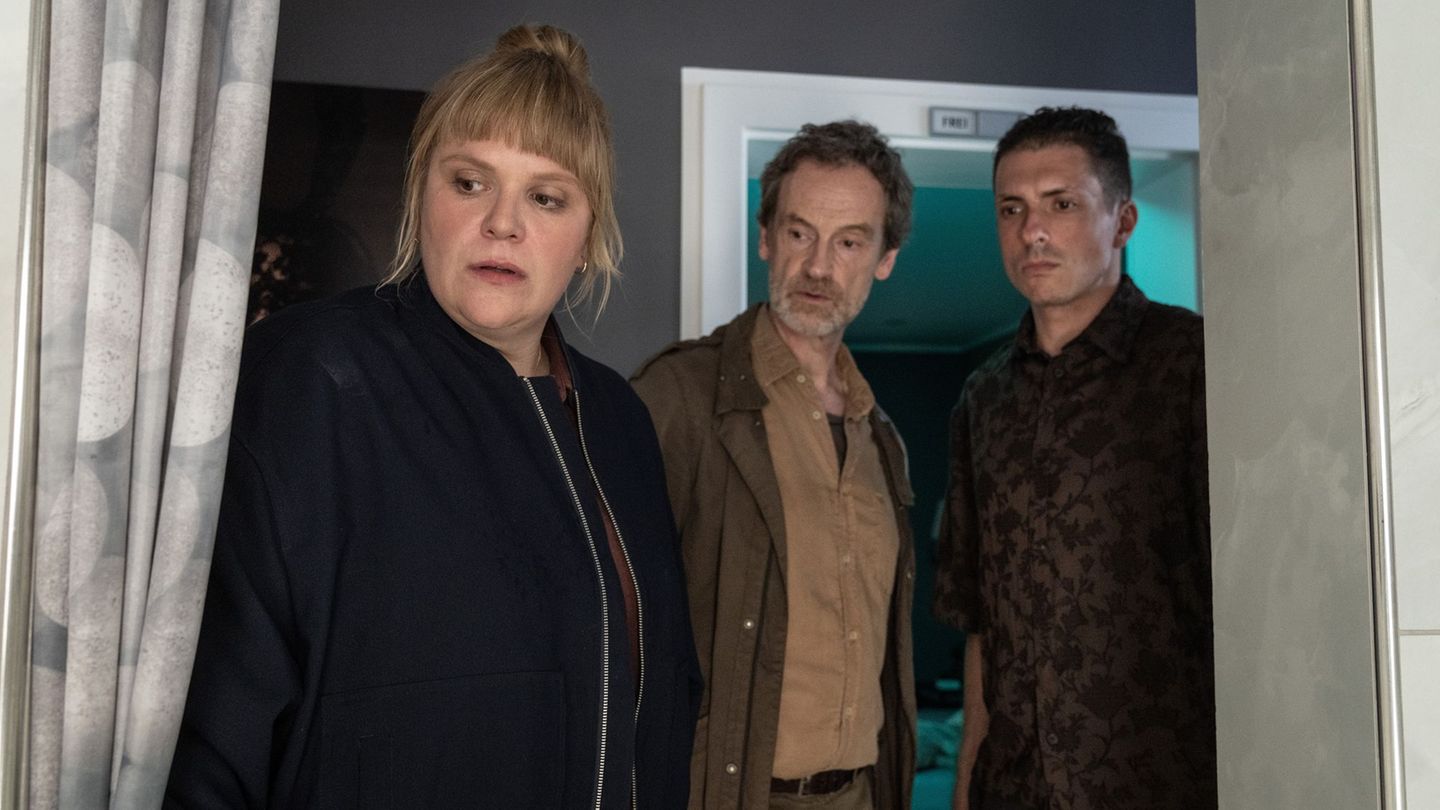 Rosa Herzog (Stefanie Reinsperger, von links nach rechts) und Peter Faber (Jörg Hartmann) und Bordell-Mitarbeiter Elez Shkodra f