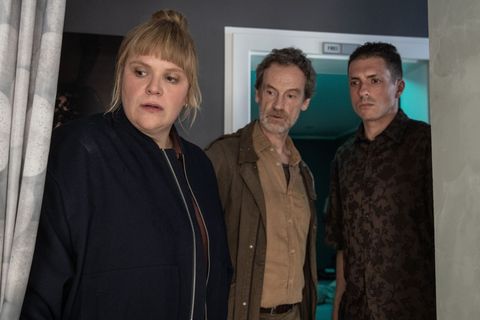 Rosa Herzog (Stefanie Reinsperger, von links nach rechts) und Peter Faber (Jörg Hartmann) und Bordell-Mitarbeiter Elez Shkodra f