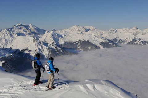 Zwei Skifahrende auf den Gipfel im Montafon, Österreich