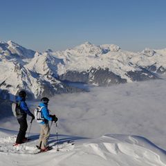 Zwei Skifahrende auf den Gipfel im Montafon, Österreich