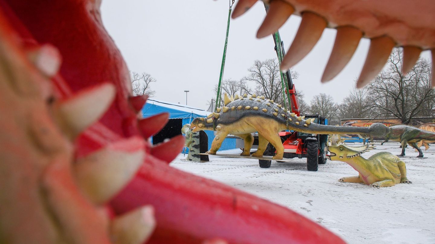 Die Dino-Modelle sind teilweise einige Meter hoch. Foto: Klaus-Dietmar Gabbert/dpa