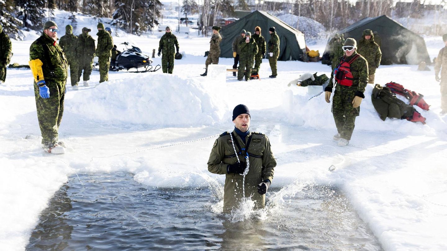 Yellowknife, Kanada. Rein ins eiskalte Wasser: Ein Mitglied des 417 Combat Support Squadron der kanadischen Streitkräfte übt eine Eisrettung im Rahmen der „Operation Nanook-Nunalivut”. Hierbei soll die Fähigkeit des Militärs zur Verteidigung der kanadischen Arktis demonstriert werden.