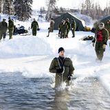 Yellowknife, Kanada. Rein ins eiskalte Wasser: Ein Mitglied des 417 Combat Support Squadron der kanadischen Streitkräfte übt eine Eisrettung im Rahmen der „Operation Nanook-Nunalivut”. Hierbei soll die Fähigkeit des Militärs zur Verteidigung der kanadischen Arktis demonstriert werden.