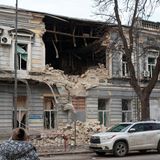 Odessa, Ukraine. Einwohner betrachten ein Lyzeum-Gebäude, das von einem russischen Drohnenangriff getroffen wurde. Russland greift die Ukraine immer wieder an.