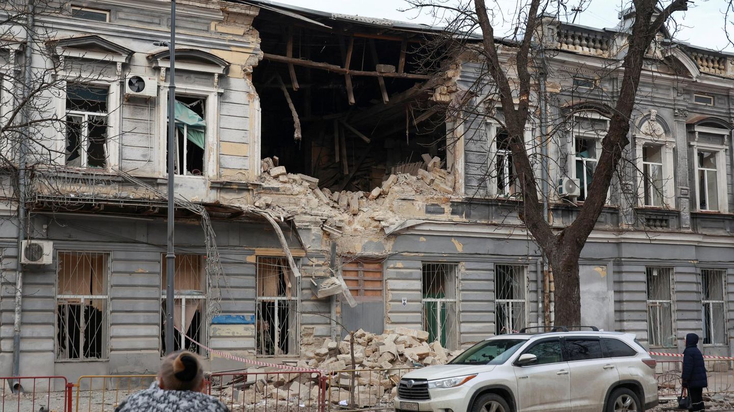 Odessa, Ukraine. Einwohner betrachten ein Lyzeum-Gebäude, das von einem russischen Drohnenangriff getroffen wurde. Russland greift die Ukraine immer wieder an.