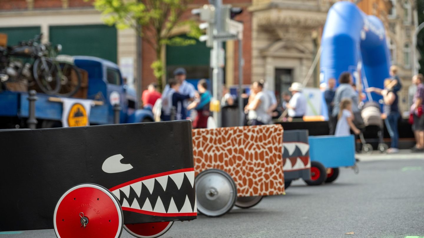 Selbst gebaute Seifenkisten rollen in einigen Städten Brandenburgs um die Wette. (Symbolbild) Foto: Pia Bayer/dpa