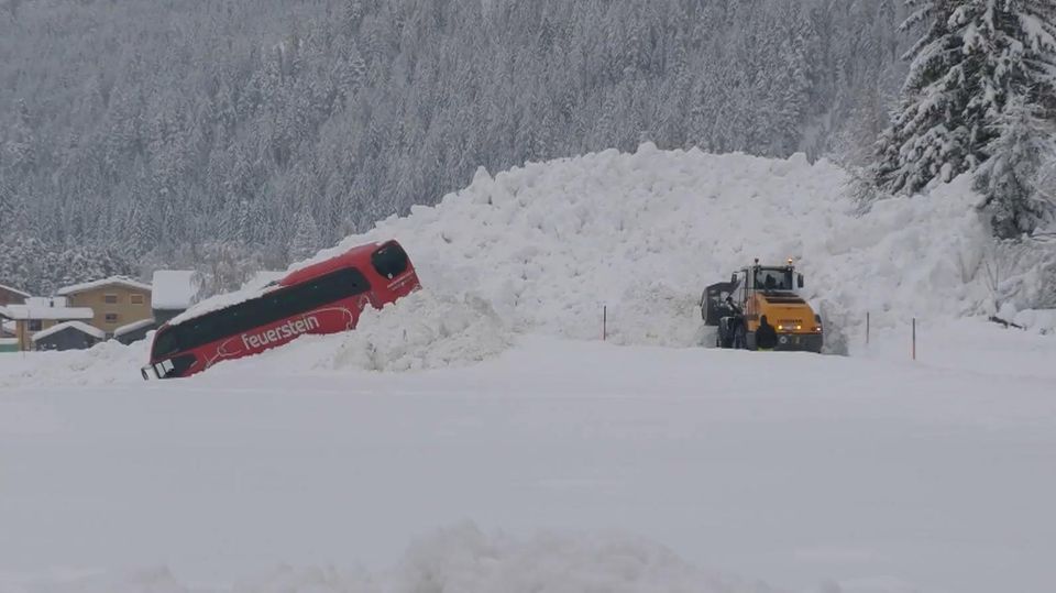 Lawine erfasst Reisebus: „100.000 Schutzengel“