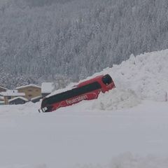 Lawine erfasst Reisebus: „100.000 Schutzengel“