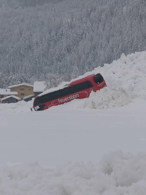 Lawine erfasst Reisebus: „100.000 Schutzengel“