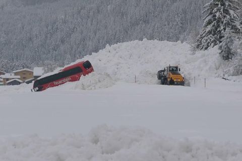 Lawine erfasst Reisebus: „100.000 Schutzengel“