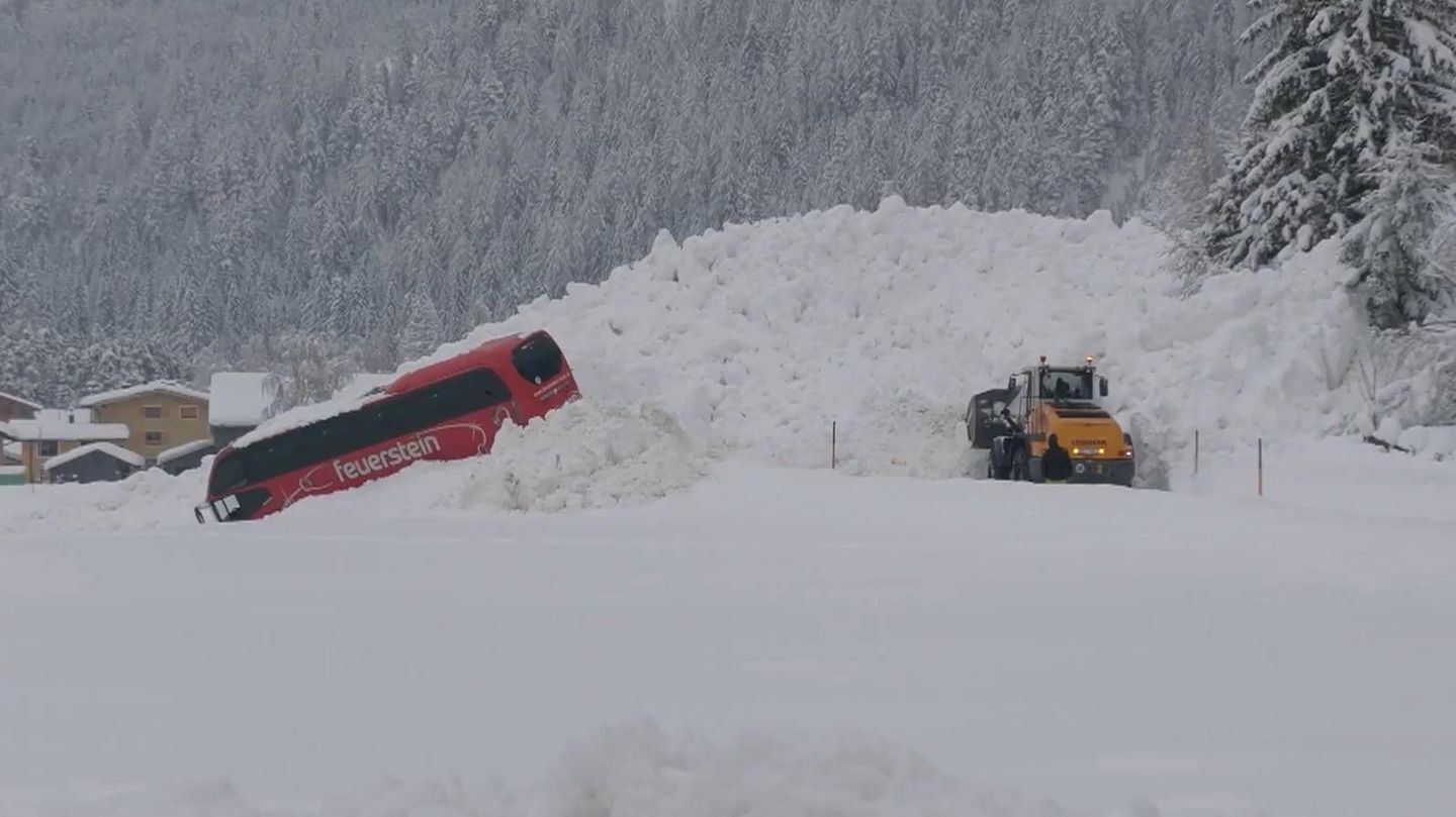 Tirol: „100.000 Schutzengel“ – Lawine erfasst Reisebus, Insassen überleben