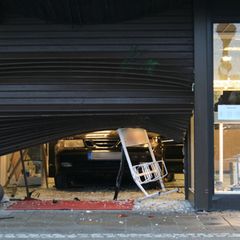 Bei einem nächtlichen Einbruch raste ein Auto rückwärts in ein Juweliergeschäft. Foto: Kai Moorschlatt/dpa