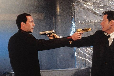 John Travolta (r.) und Nicolas Cage duellierten sich 1997 in "Im Körper des Feindes" auf herrlich überspitzte Weise.